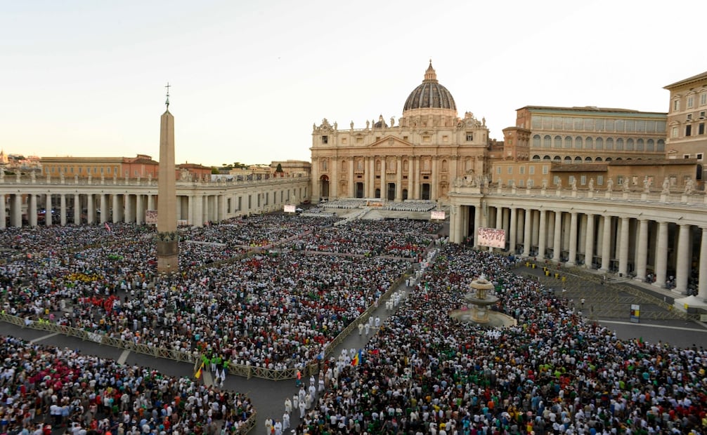 El papa León XIV saluda de sorpresa a unos 120.000 jóvenes reunidos en la plaza de San Pedro del Vaticano y sus aledaños, al recorrerlos a bordo de su papamóvil al término de la misa de bienvenida del Jubileo de la Juventud. Foto: EFE