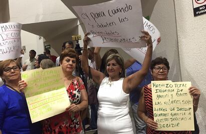 Activistas protestan a favor del aborto en Congreso de Sinaloa