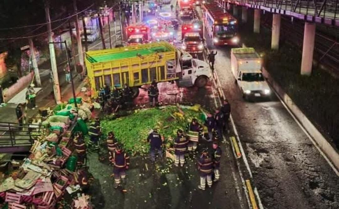 Vuelca camión de verduras en Iztacalco; conductor resulta con lesión leve. Foto: Especial