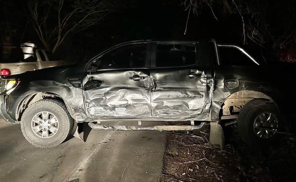 Inservible prácticamente quedó la camioneta del candidato del PAN a diputado local Diego Ávila. Foto Especial