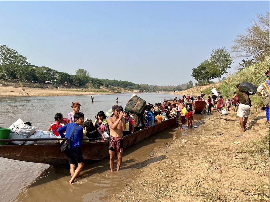 Personas de Myanmar, al cruzar el río Moei en la frontera entre Tailandia y Myanmar para regresar del distrito de Mae Sot de Tailandia en la provincia de Tak, el 11 de abril pasado. Foto: AFP