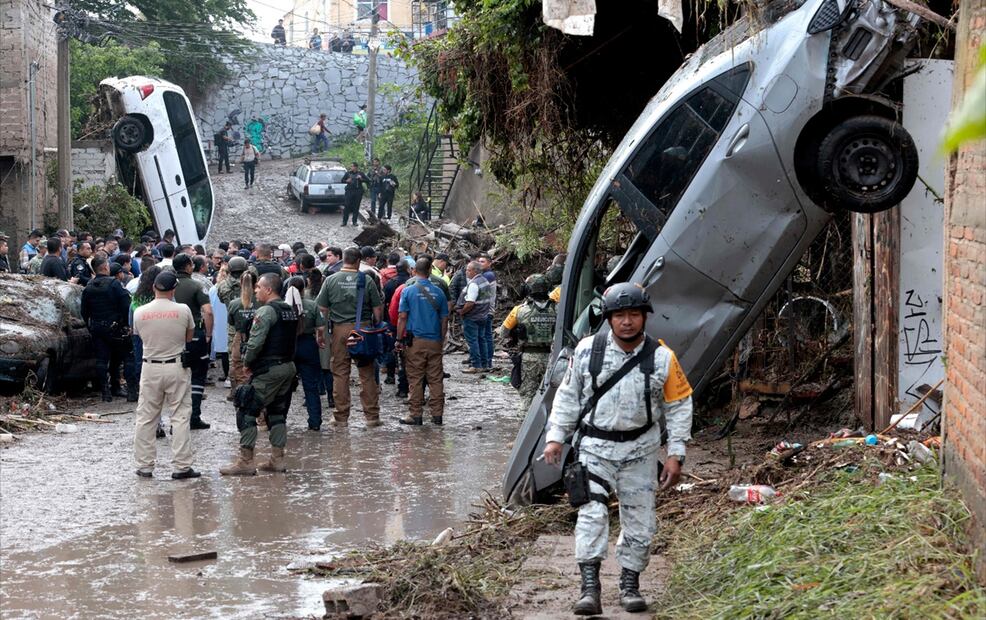 Un soldado del ejército patrulla la zona afectada por las repentinas inundaciones debido a las fuertes lluvias registradas en Zapopan, Jalisco, México, el 16 de julio de 2025. Foto: AFP