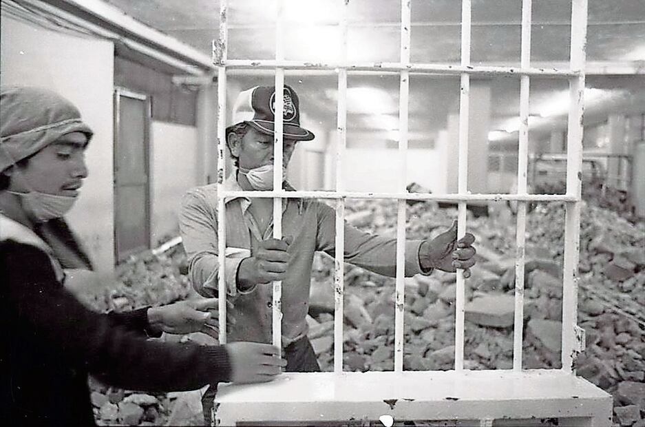 Trabajadores de obras retiran las rejillas del sótano de Tlaxcoaque, en los separos de la Dirección de Inteliencia, en 1989. Foto: Archivo El Universal
