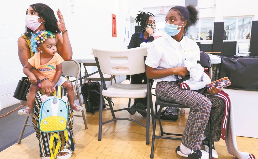 Una familia estadounidense en una clínica, en Nueva Orleans, Louisiana, antes de recibir sus dosis contra el coronavirus. Foto: Mario Tama/ AFP.