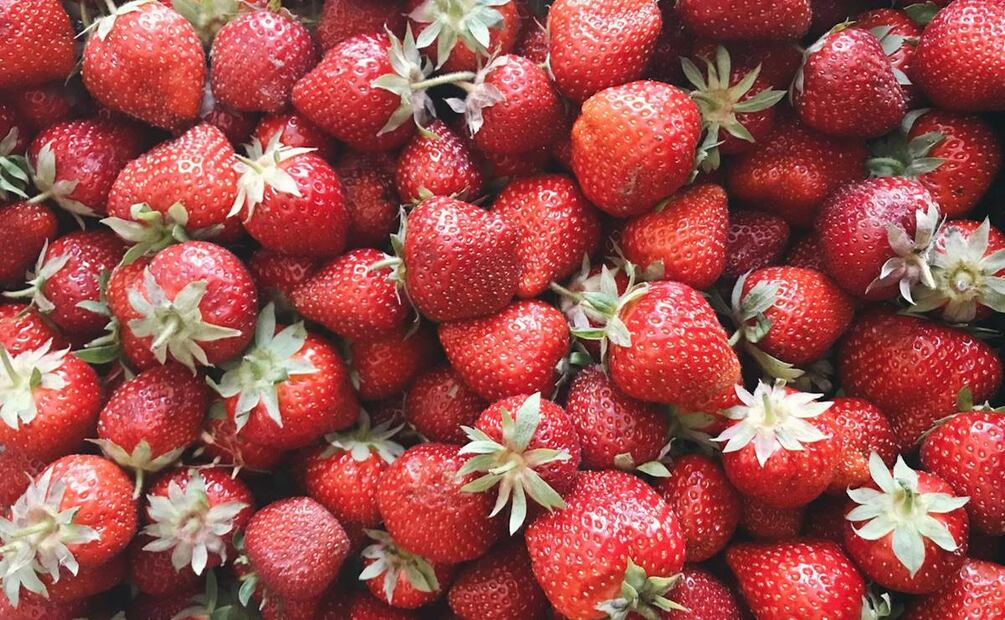 ¿Qué pasa si quitas el tallo de las fresas antes de desinfectarlas? Foto: Pexels