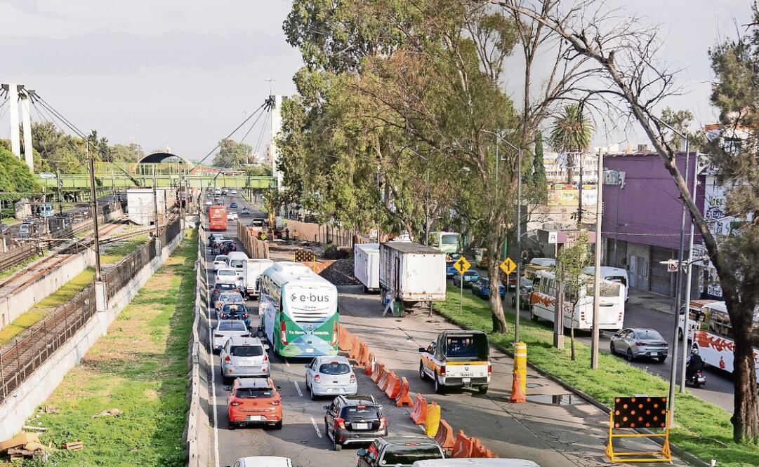 Los dos socavones que se encuentran en la calzada Zaragoza son oqueades muy grandes, tienen aproximadamente cuatro metros de profundidad, dijo el titular de Segiagua. Foto: Hugo Salvador / EL UNIVERSAL