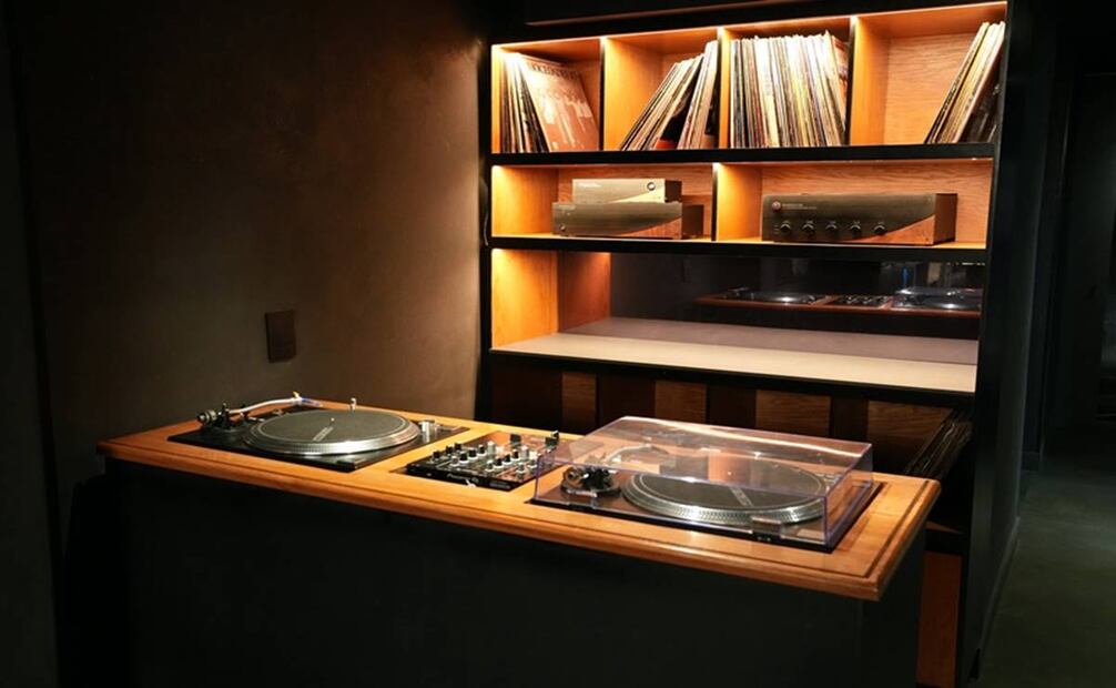 La creciente popularidad de la nostalgia por los vinilos ha dado lugar a espacios como Antesala, un bar de la colonia Roma que ofrece disfrutar su ambiente a base de música análoga. ESPECIAL.