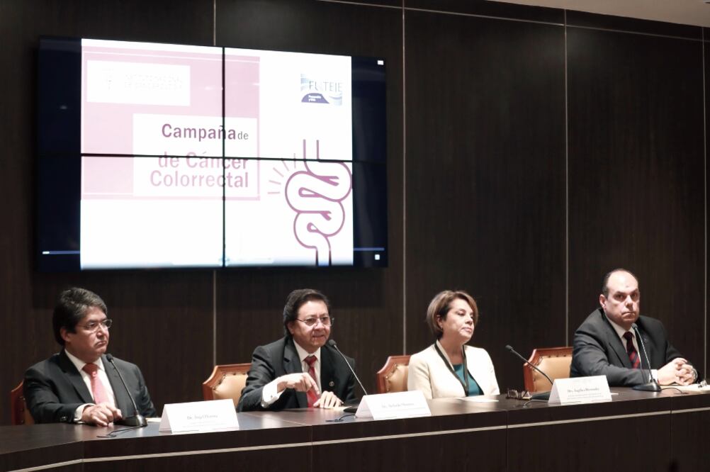 Abelardo Meneses, director de INCan (segundo de izq. a der.), impulsa prueba inmunológica de sangre oculta en heces fecales (ALEJANDRA LEYVA. EL UNIVERSAL)