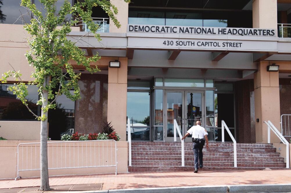 Denuncia. La sede del Comité Nacional Demócrata; el partido dice haber sido blanco de un intento de hackeo. (SAUL LOEB. AFP)