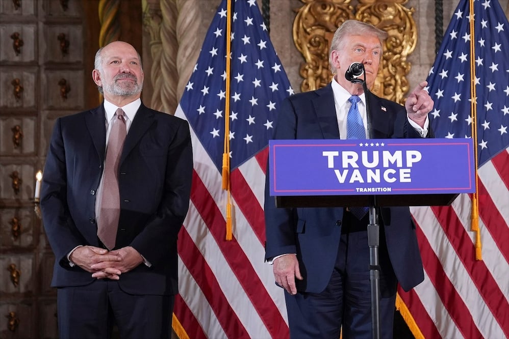 El ganador de las elecciones presidenciales en Estados Unidos, Donald Trump, habla durante una conferencia de prensa en Mar-a-Lago, el lunes 16 de diciembre de 2024, en Palm Beach, Florida, mientras el nominado secretario de Comercio Howard Lutnick escucha. FOTO: EVAN VUCCI. AP