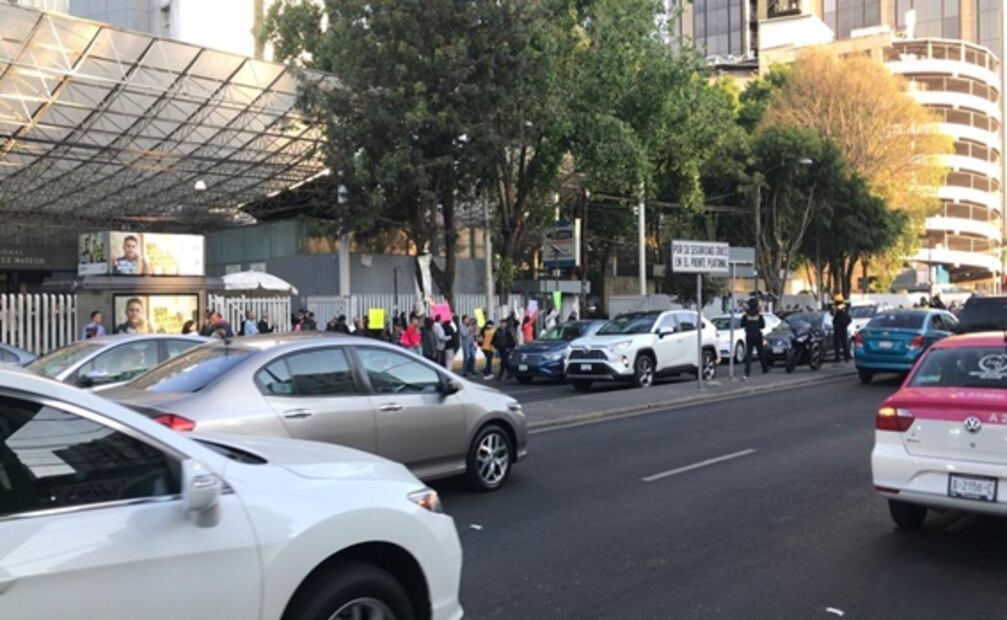Derechohabientes del hospital López Mateos del ISSSTE bloquean Av. Universidad; exigen atención digna