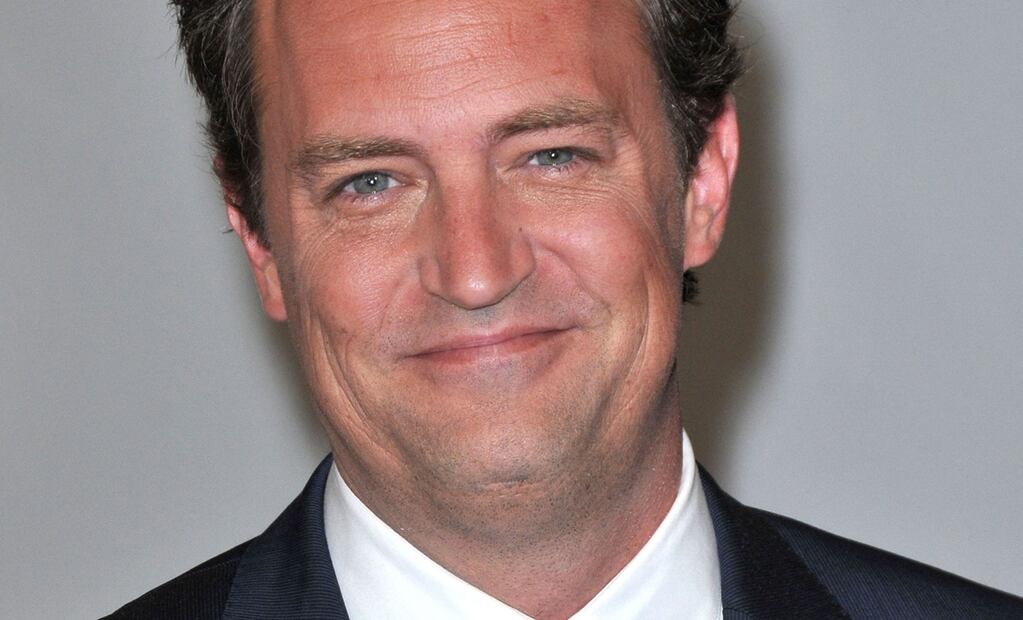 Matthew Perry falleció el pasado sábado 28 de octubre, las causas de su muerte no se han dado a conocer de manera oficial. Foto: AFP