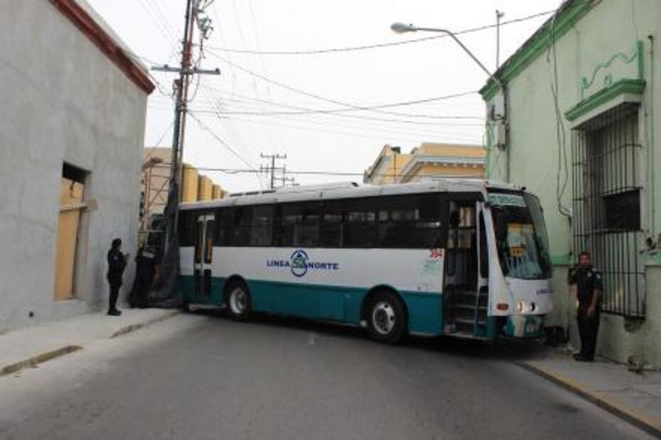 Choque de dos autobuses deja 12 lesionados en Mérida