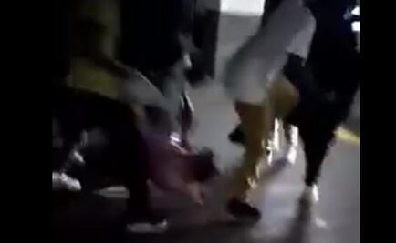 Video. Afroamericanos agreden a hombre blanco en Charlotte 