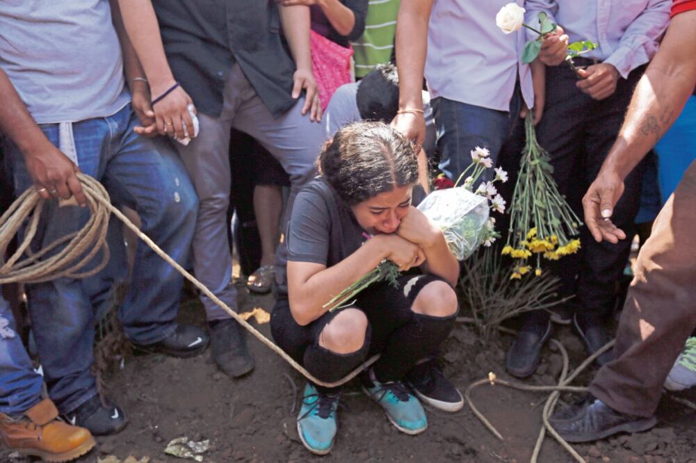 Dolor. Una niña llora durante el funeral de un joven, quien murió en las protestas contra el gobierno del 30 de mayo (ALFREDO ZUNIGA. AP)