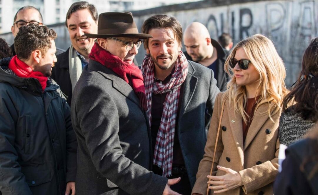 Dieter Kosslick, director de la Berlinale, con Diego y la actriz Sienna Miller.  FOTO: ODD ANDERSEN/AFP