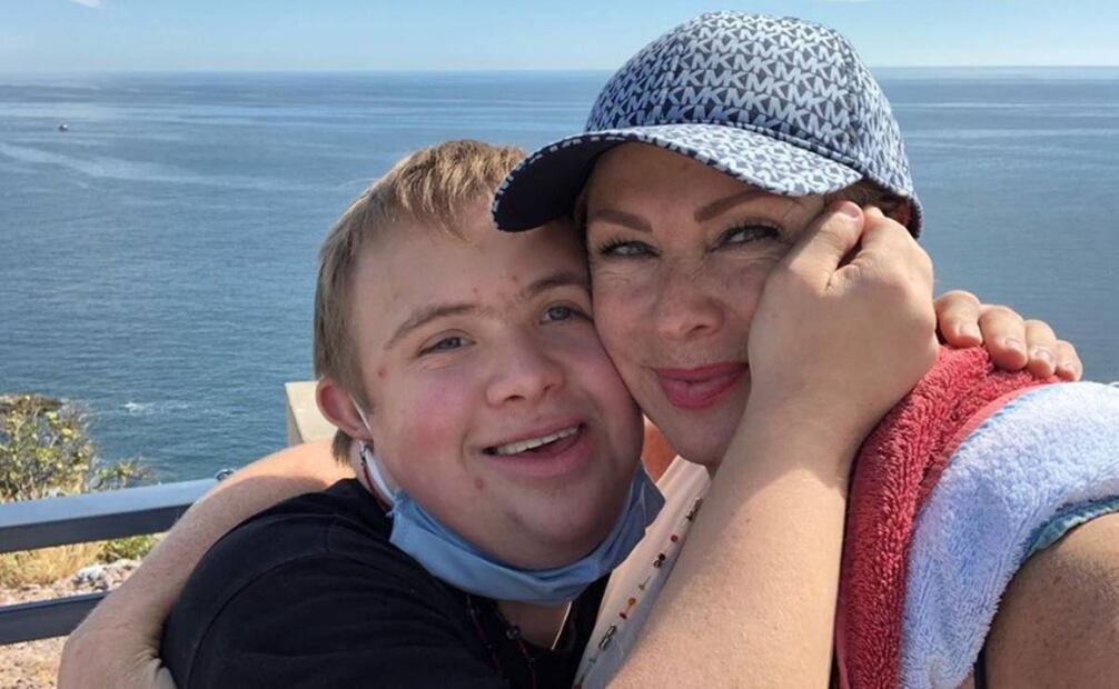 Leticia Calderón con su hijo Luciano. Instagram.