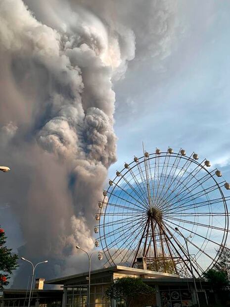 Evacuan a miles de personas por posible erupción de volcán en Filipinas