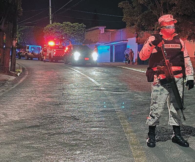 Los criminales, contaron testigos, llegaron a bordo de dos camionetas de colo r oscuro, bajaron en la esquina de la calle y comenzaron a disparar. ESPECIAL