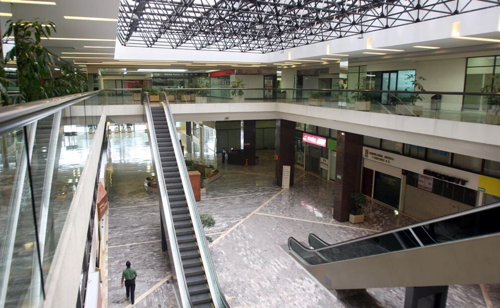 Aspecto de la Plaza Polanco, en la tarde del sábado 25 de abril del 2009. Los capitalinos se mantuvieron en sus casas ante la incierta situación de la influenza A H1N1. Foto: Fernando Ramírez/EL UNIVERSAL.