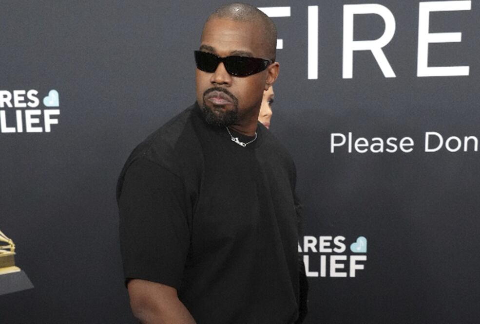 Kanye West en su paso por la alfombra roja de los Grammys.
Foto: AP / Jordan Strauss