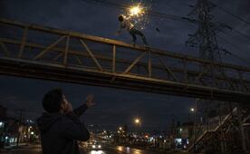 Por una foto quedó chamuscado: Morro de 18 años muere electrocutado al caer de un puente en la GAM