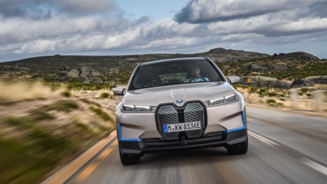 BMW iX, la camioneta eléctrica de lujo que tiene a Tesla en la mira 