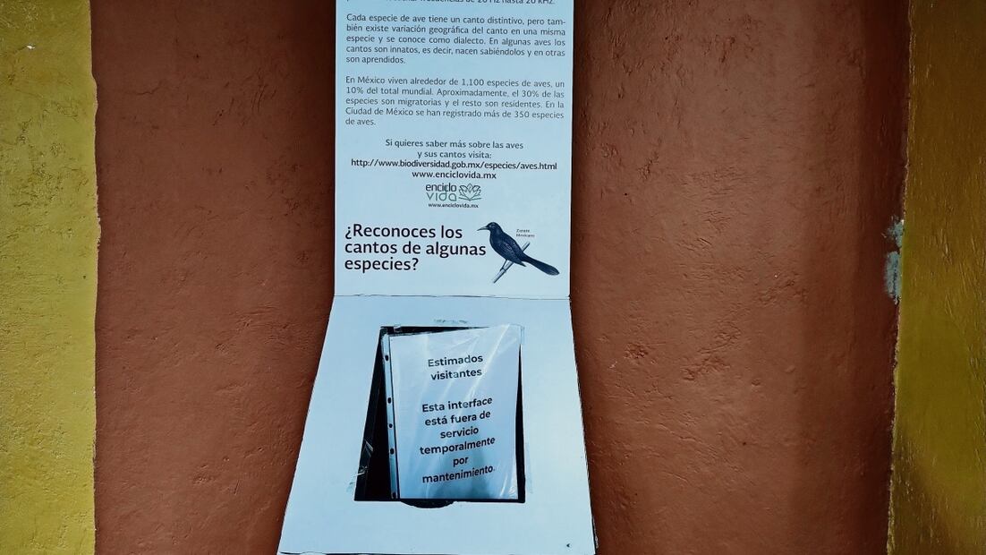 Una de las estaciones con sonidos de aves está inactiva. Un letrero indica que se encuentra en mantenimiento. Foto: Yaretzy Osnaya y Cristopher Cabello | El Universal