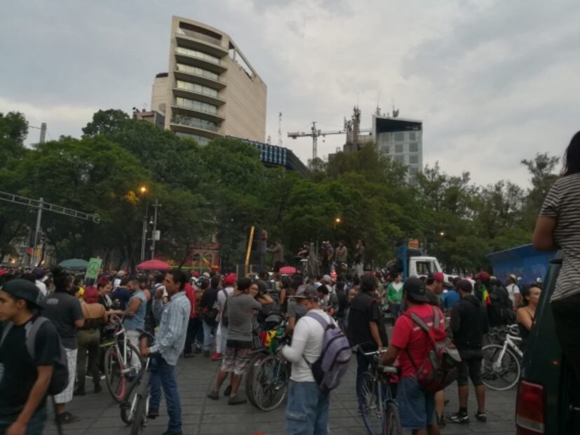 Realizan "fumatón" de marihuana en el Ángel de la Independencia   