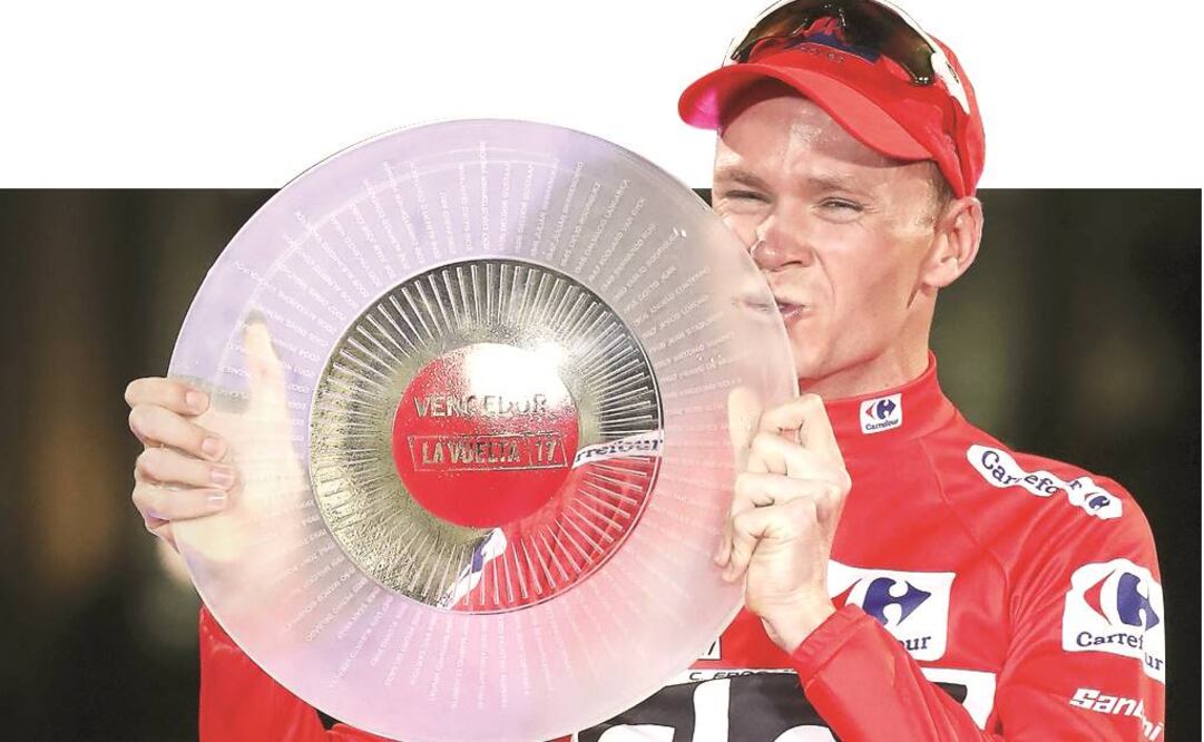 Chris, en lo alto del podio de la Plaza de la Cibeles (KIKO HUESCA. EFE)