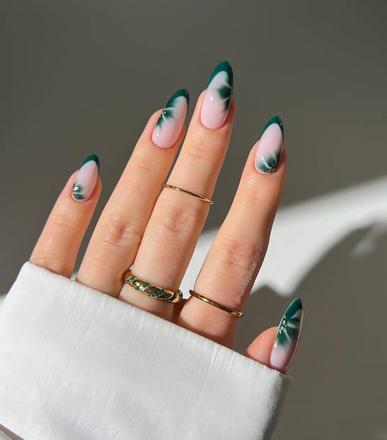 Uña francesa verde con pétalos verde esmeralda, perfecto para las profesionales en esmalte y diseños. Foto: Instagram @nailsbypaular