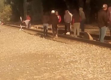 Normalistas bloquean vías del tren en Morelia, Michoacán