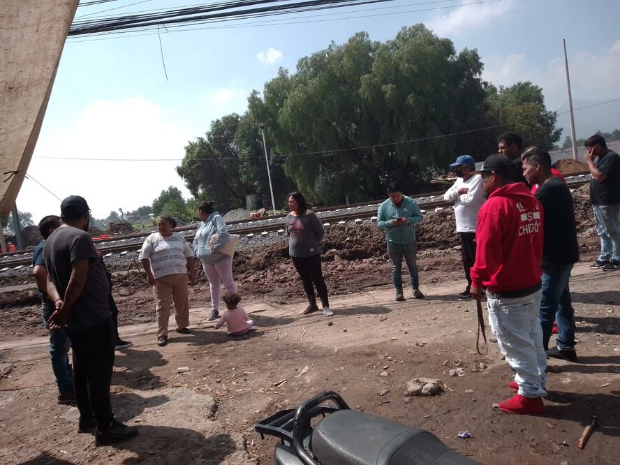 Pobladores y comerciantes del Ejido de Teyahualco se manifestaron de nueva cuenta la mañana de este viernes, para expresar su inconformidad por los retrasos de las obras de ampliación del Tren Suburbano al AIFA. (Foto: especial)