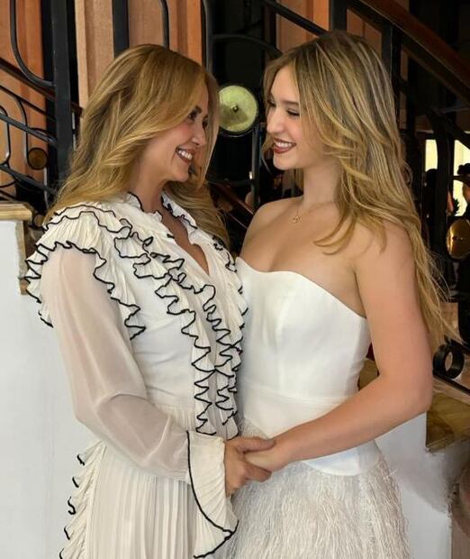 Mía felicita a su madre Andrea Legarreta por su cumpleaños.