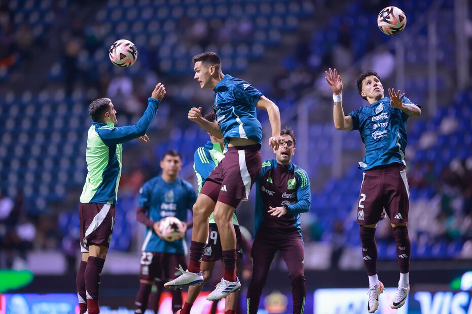 César Montes "Cachorro" y Jorge Sánchez durante el partido amistoso entre la Selección Mexicana y Valencia - Foto: Imago7