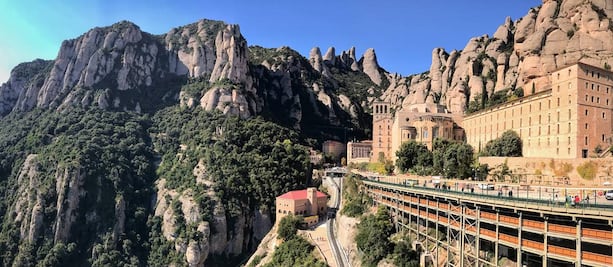 Así es la montaña sagrada de Montserrat cerca de Barcelona