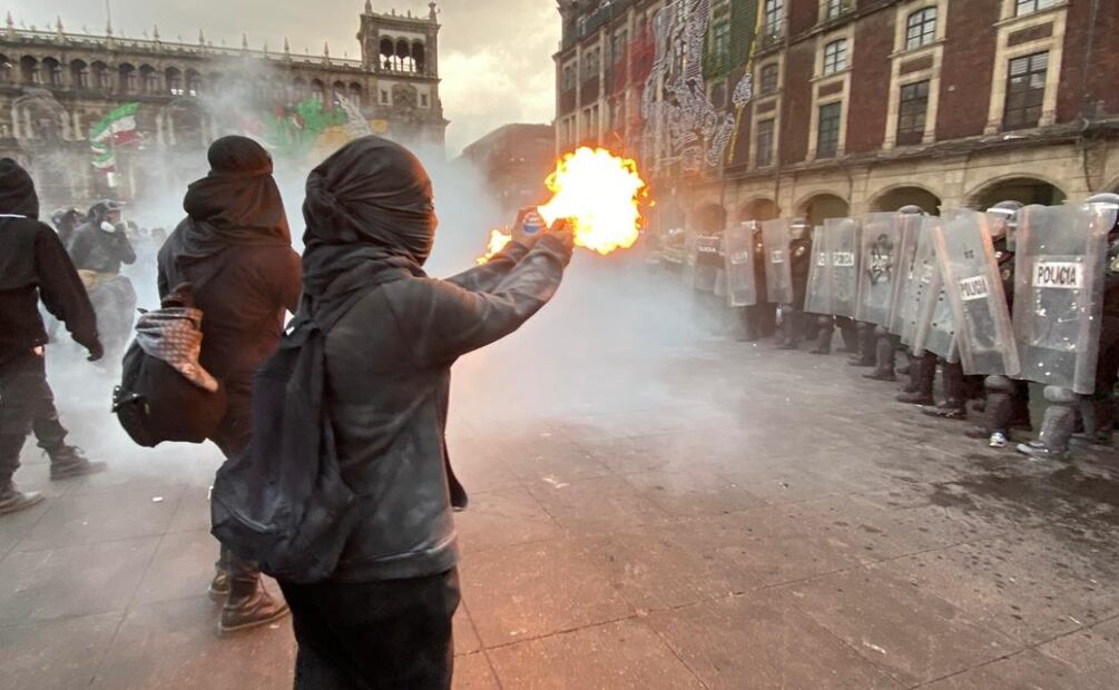 Enfrentamientos entre asistentes a la marcha del 2 de octubre en la CDMX y policías capitalinos (2/10/2025). Foto: Valente Rosas / EL UNIVERSAL