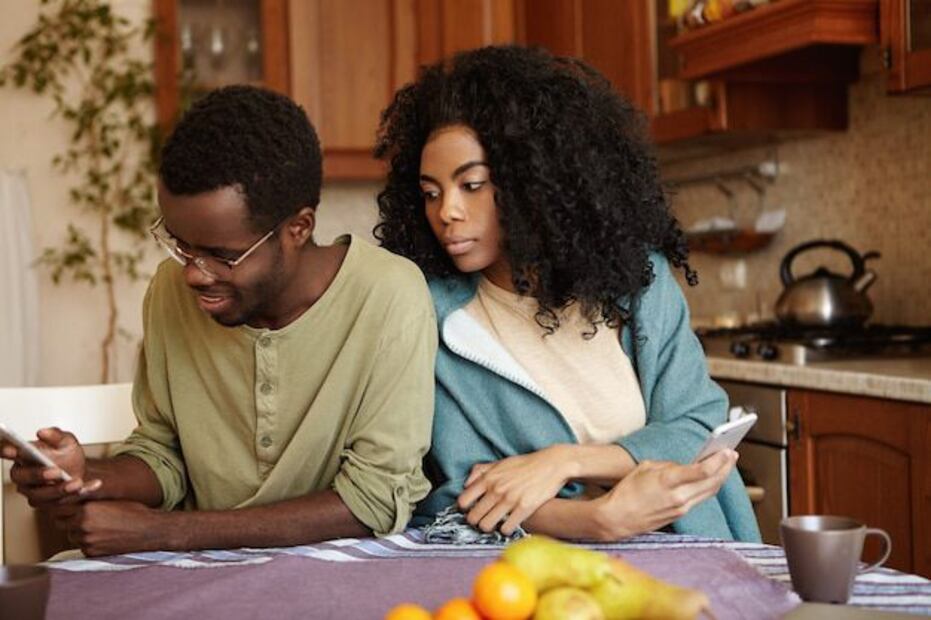 Los celos se desarrollan en función de nuestras experiencias y creencias. Fuente: Freepik.