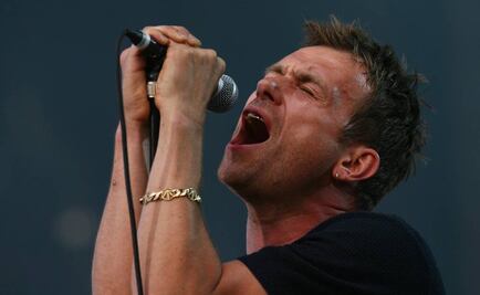 Reina Isabel II condecora a Damon Albarn, de Blur