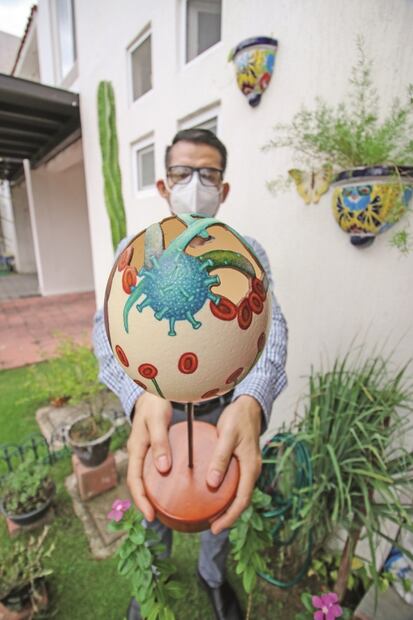 Homenaje a médicos en huevos de avestruz