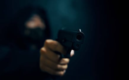 Detienen a mujer por asaltar a taxista con una navaja en Apodaca