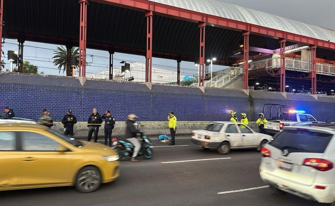 Mujer muere atropellada en Calzada Ignacio Zaragoza; presunto responsable se dio a la fuga. Foto: Especial
