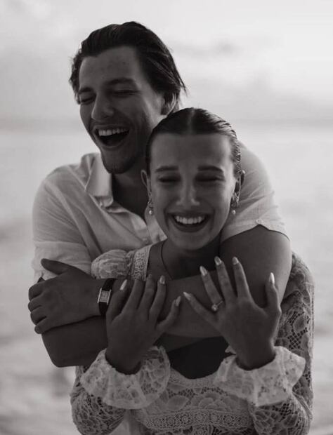 La actriz y modelo británica se había comprometido con su novio Jake Bongiovi. Foto: Instagram.
