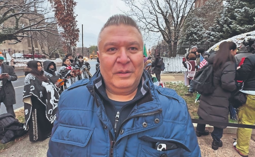 El mexicano Mario Hernández lleva en su cartera números de emergencia, el contacto de un abogado e instrucciones para su familia por si es detenido por el ICE. Fotos. de Salvador Corona. El Universal