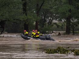 Sube a 32 cifra de muertos por inundaciones en Texas; hay 27 personas desaparecidas en campamento Mystic