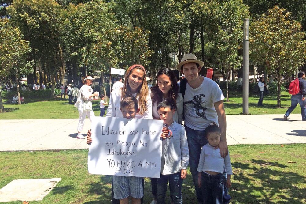 Mónica y su familia viajaron a Toluca desde Lerma para protestar (ASTRID RIVERA. EL UNIVERSAL)