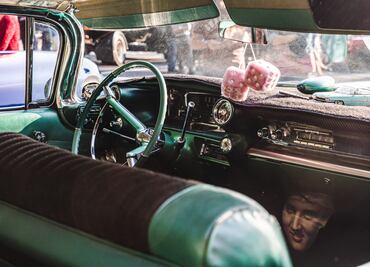 ¿Por qué no debes poner el pie ni objetos en el tablero del auto?