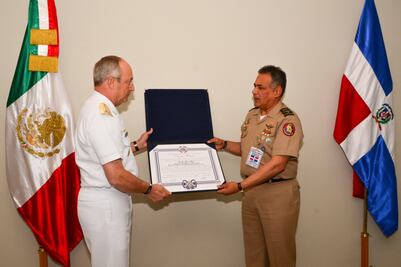 Entregan en República Dominicana condecoración a secretarios de Sedena y Semar 