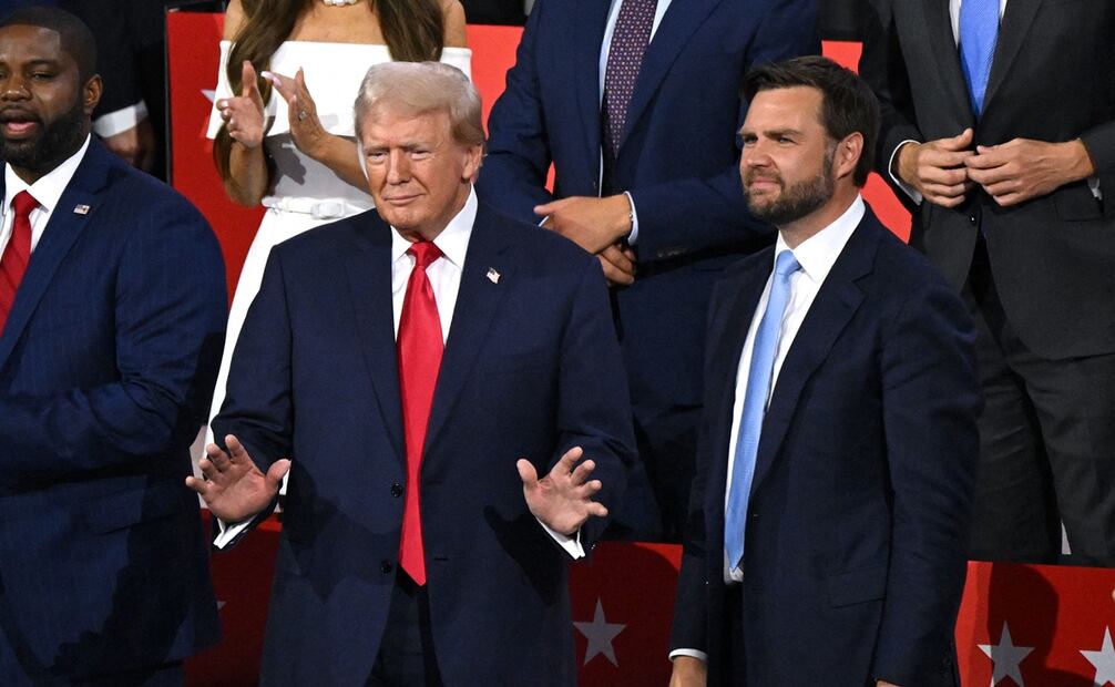 Donald Trump aplaude junto al senador de Ohio, a quien nombró como su compañero de fórmula en las elecciones presidenciales, J. D. Vance. Foto: Patrick T. Fallon / AFP