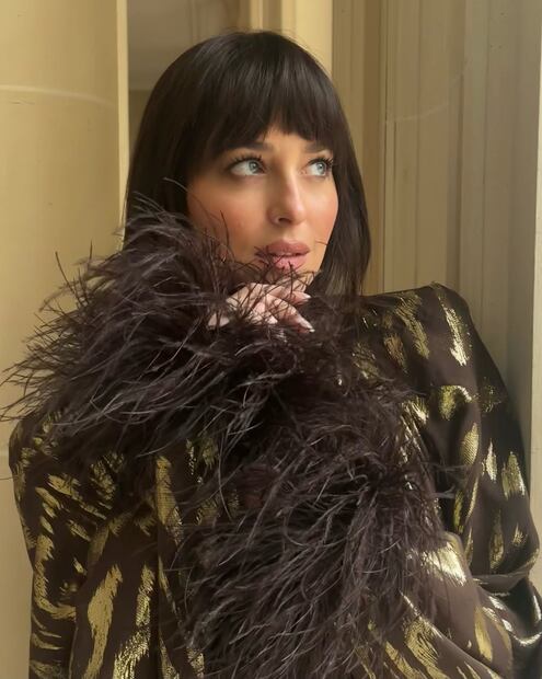 Dakota Jhonson con su característico fleco de cortina. Foto: Instagram @georgieeisdellmakeup